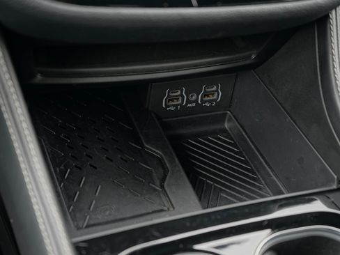 Used 2025 Chrysler Pacifica Limited image 23