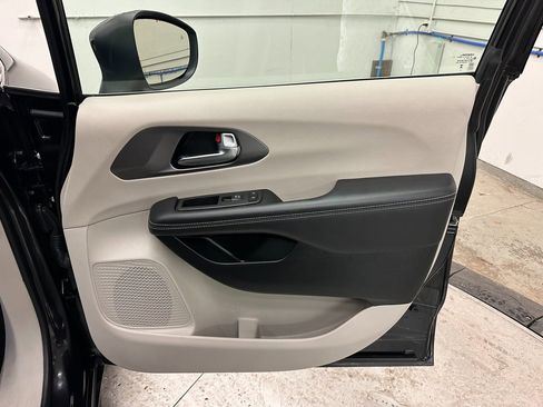 Certified 2023 Chrysler Pacifica Touring-L image 28