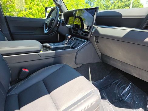 Used 2024 Lexus GX 550 AWD/4WD image 9