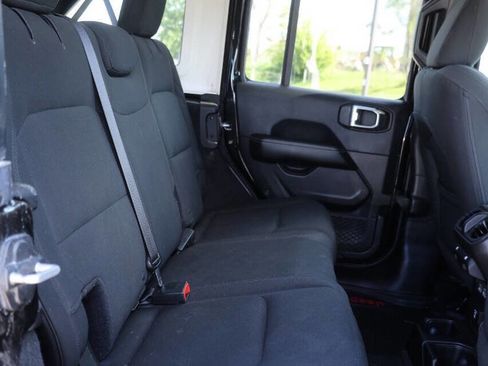 Used 2018 Jeep Wrangler Unlimited Sahara image 16