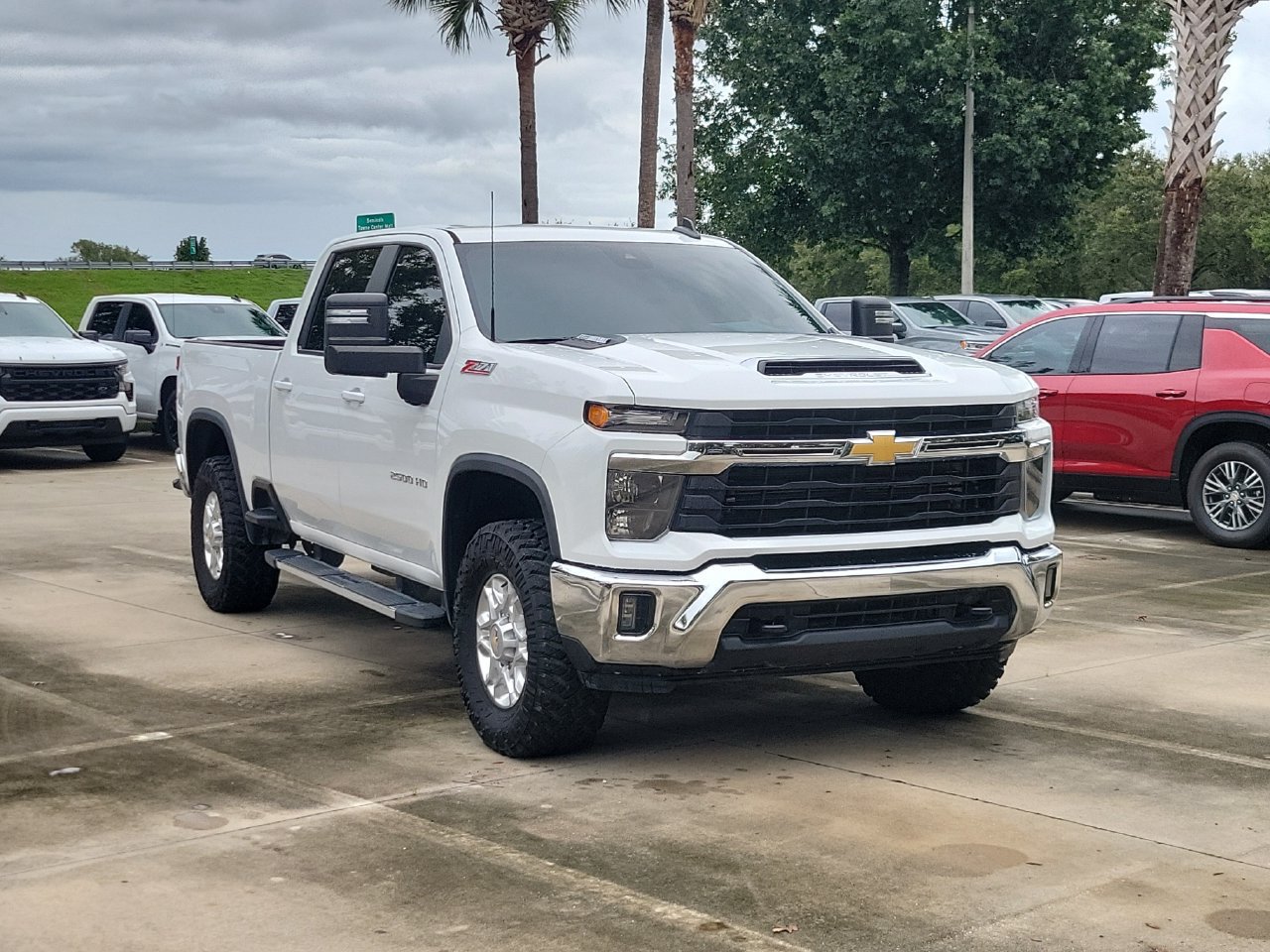 Used 2024 Chevrolet Silverado 2500 LT AWD/4WD image 2