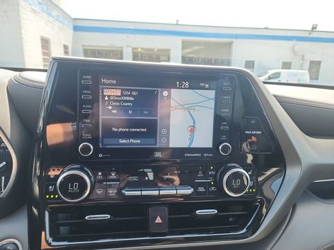 Used 2021 Toyota Highlander Limited image 24