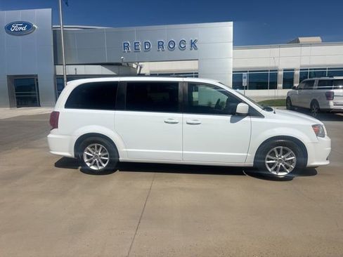 Used 2018 Dodge Grand Caravan SXT FWD image 2