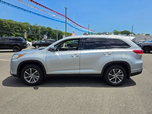 Used 2019 Toyota Highlander XLE AWD/4WD image 4