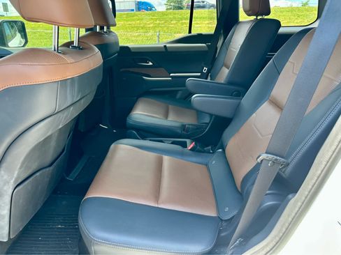 Used 2025 Lexus GX 550 w/ Accessory Package (2T) AWD/4WD image 12