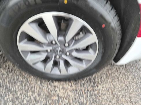 Used 2024 Chrysler Pacifica Limited image 18