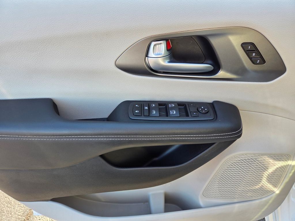 Used 2024 Chrysler Pacifica Touring-L FWD image 23