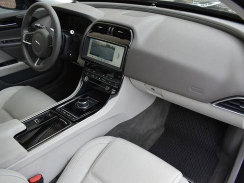 Used 2019 Jaguar XE Prestige RWD image 19