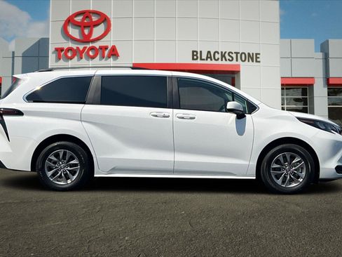 Certified 2026 Toyota Sienna LE FWD image 2