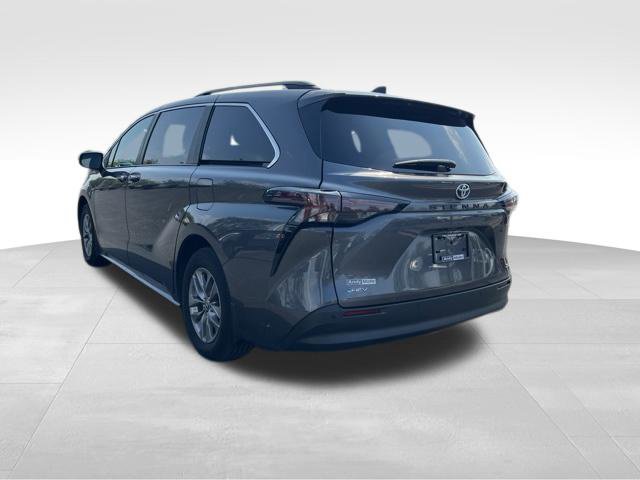 Used 2025 Toyota Sienna XLE w/ XLE Plus Package FWD image 5