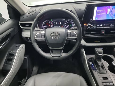 Used 2024 Toyota Highlander XLE image 16