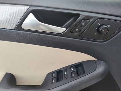 Used 2017 Volkswagen Jetta SE image 14