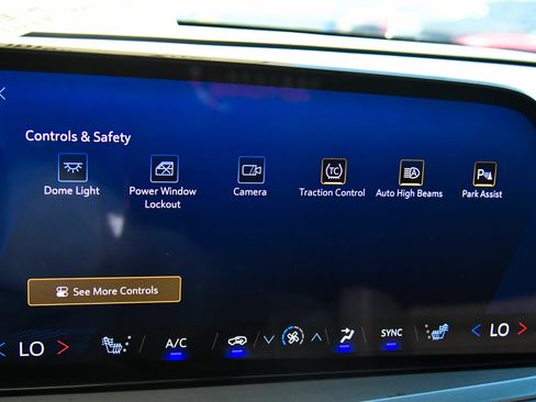 Used 2024 Chevrolet Traverse LT FWD image 31