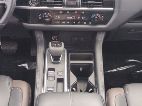 Used 2024 Nissan Pathfinder Platinum w/ Black Appearance Package image 21