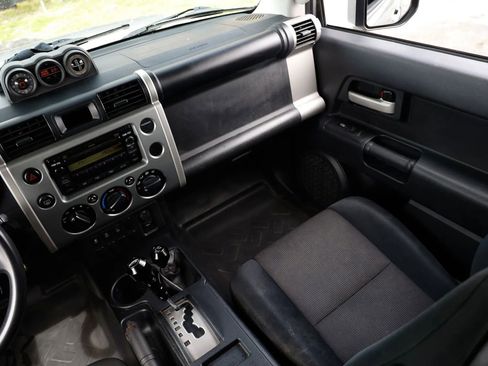 Used 2010 Toyota FJ Cruiser 4WD image 21