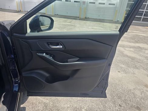 Used 2025 Nissan Rogue SV FWD image 38