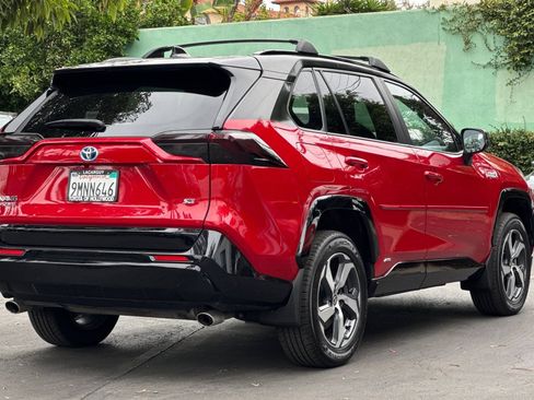 Used 2022 Toyota RAV4 SE w/ Weather & Moonroof Package AWD/4WD image 4