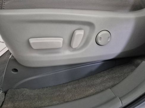 Used 2013 Toyota Sienna XLE image 19