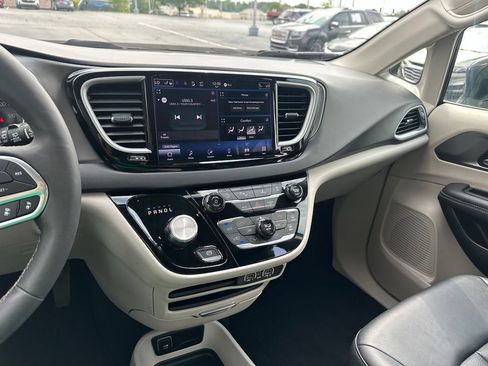 Used 2024 Chrysler Pacifica Touring-L FWD image 10