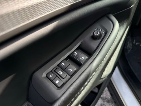 Used 2023 Jeep Grand Cherokee L Laredo image 13