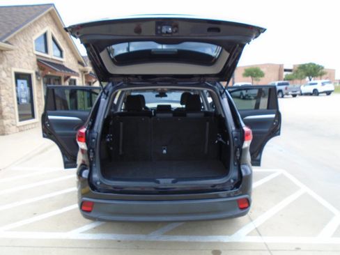 Used 2019 Toyota Highlander LE image 25