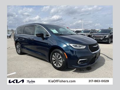Used 2024 Chrysler Pacifica Select