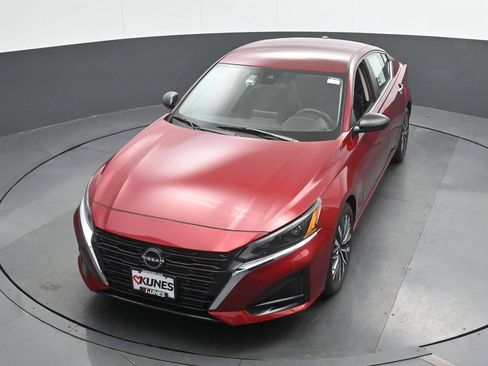 Used 2025 Nissan Altima 2.5 SV FWD image 35