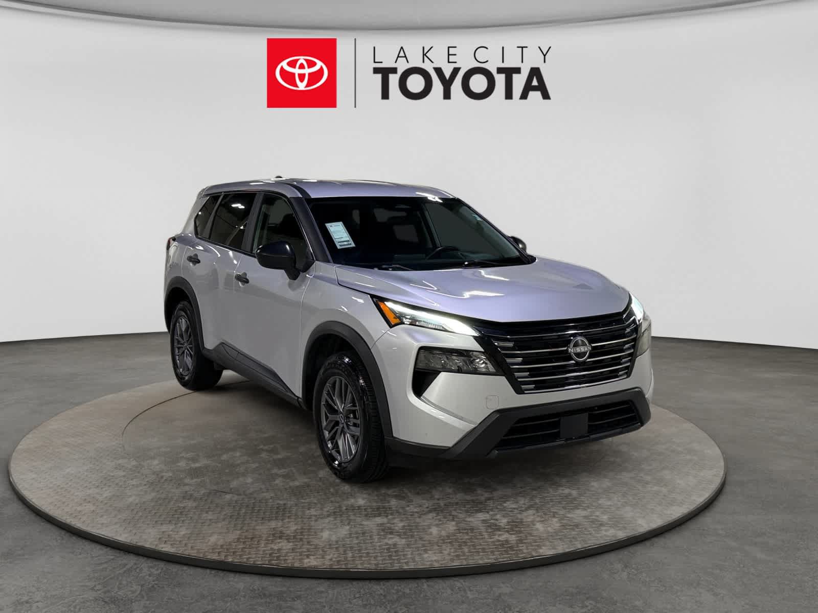 Used 2024 Nissan Rogue S AWD/4WD image 13