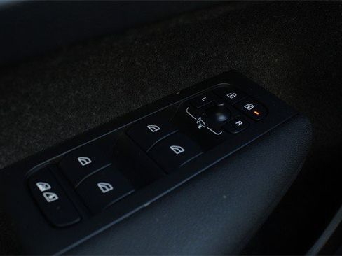 Used 2021 Volvo XC40 P8 Recharge w/ Advanced Package image 17