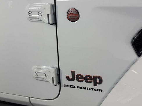 Used 2025 Jeep Gladiator Mojave AWD/4WD image 12