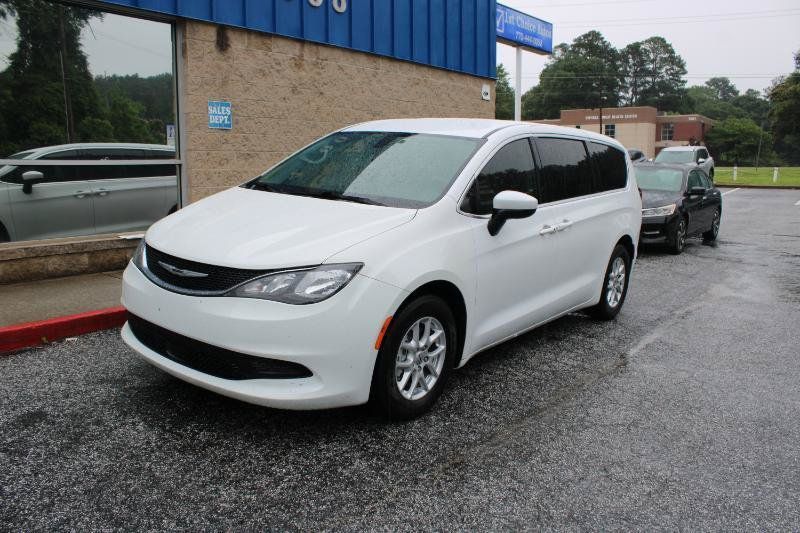 Used 2021 Chrysler Voyager LX FWD image 3