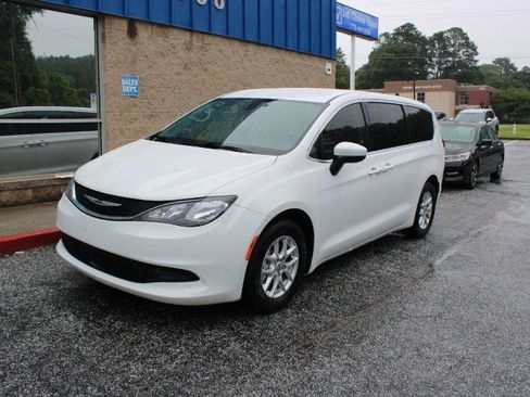 Used 2021 Chrysler Voyager LX FWD image 3