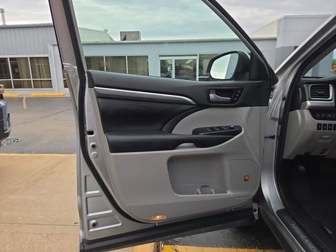 Used 2019 Toyota Highlander Limited Platinum AWD/4WD image 30