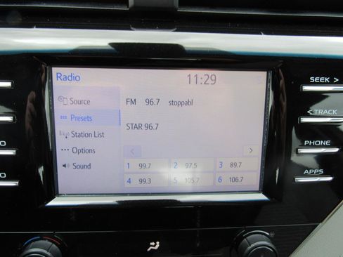 Used 2018 Toyota Camry SE image 19