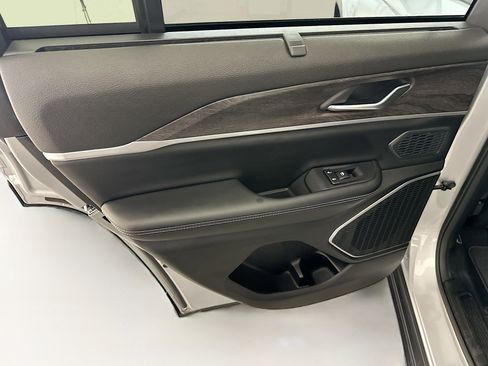 Used 2023 Jeep Grand Cherokee 4WD 4xe w/ Luxury Tech Group II image 27