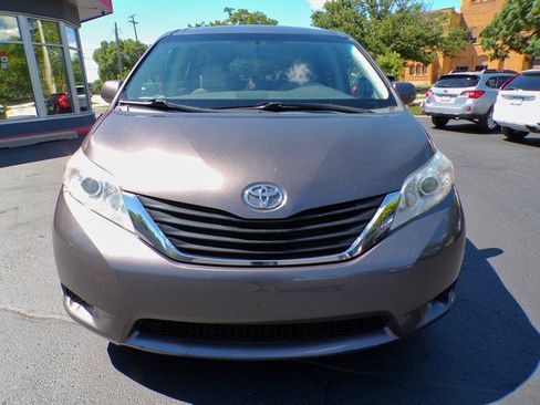 Used 2012 Toyota Sienna LE AWD/4WD image 2