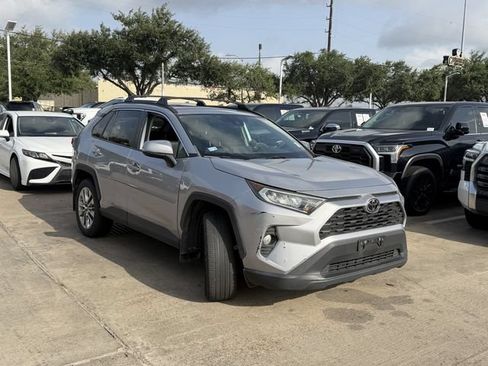Used 2021 Toyota RAV4 XLE Premium FWD image 3