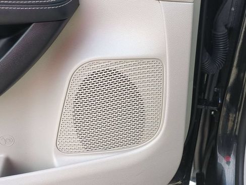 Used 2023 Chrysler Pacifica Touring-L FWD image 15