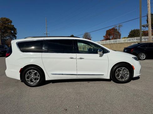 Used 2022 Chrysler Pacifica Limited image 2