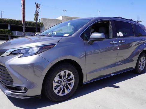 Certified 2026 Toyota Sienna XLE FWD image 4