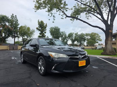 Used 2016 Toyota Camry SE image 1