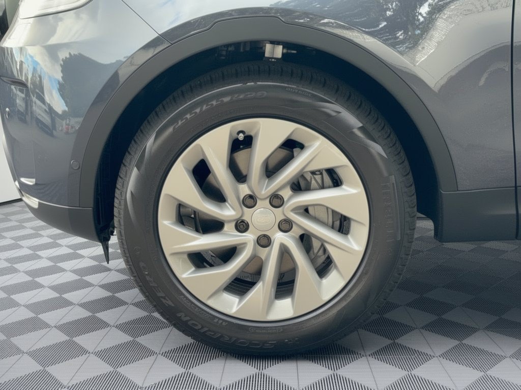 New 2026 Land Rover Discovery S AWD/4WD image 12