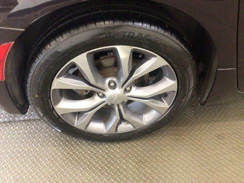 Used 2018 Chrysler Pacifica Limited w/ Tire & Wheel Group FWD image 24