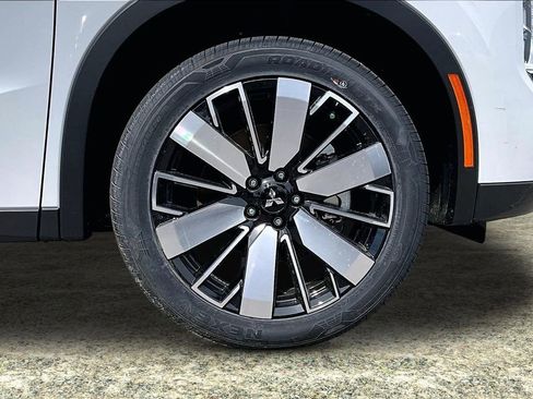 New 2026 Mitsubishi Outlander FWD image 12