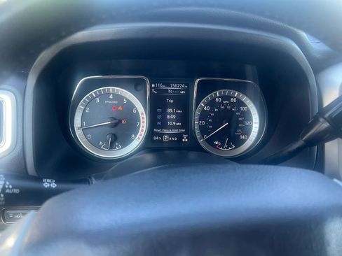 Used 2017 Nissan Titan SV AWD/4WD image 16