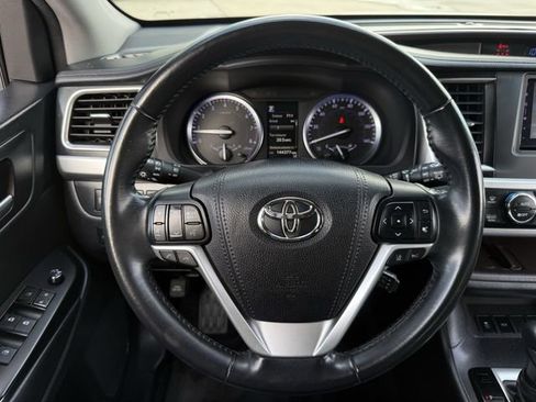Used 2018 Toyota Highlander XLE FWD image 13