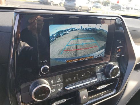 Used 2023 Toyota Highlander LE image 30