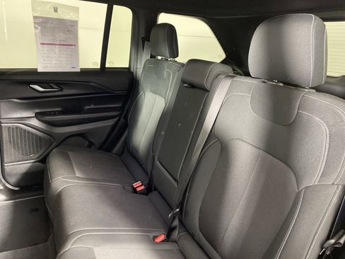 Used 2024 Jeep Grand Cherokee Laredo w/ Luxury Tech Group I AWD/4WD image 31
