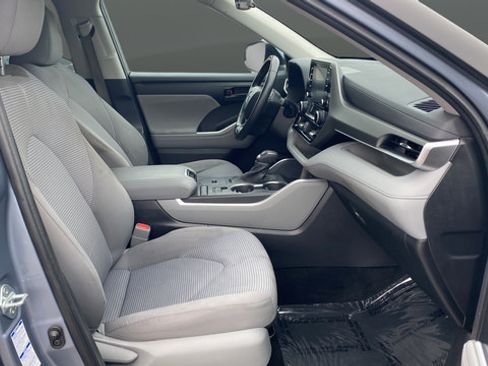 Used 2022 Toyota Highlander LE AWD/4WD image 25