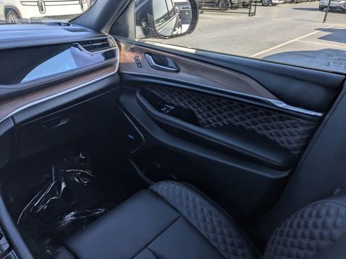 Used 2022 Jeep Grand Cherokee Summit w/ Luxury Tech Group V image 18